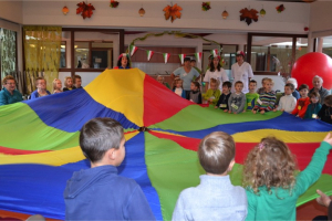 Ouderen en kleuters bewegen samen