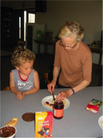 Ouderen koken samen met kleuters
