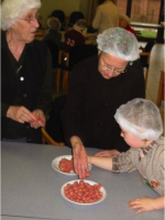 Ouderen koken samen met kleuters