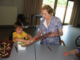 Ouderen koken samen met kleuters